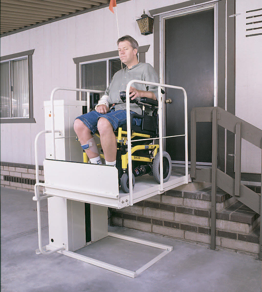 Macs outdoor vertical platform lift
